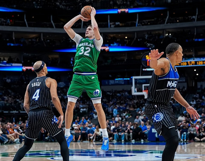 弗拉格砍51分力压班凯罗 魔术大胜独行侠