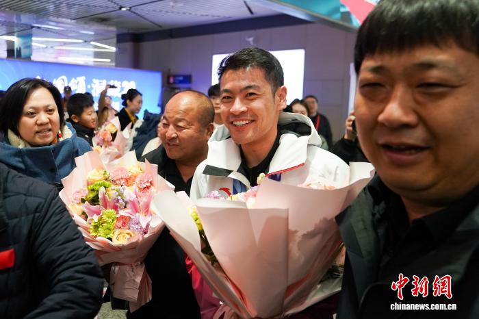 米兰冬奥金牌得主宁忠岩回乡哈尔滨 与父母共庆