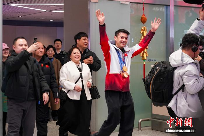 米兰冬奥金牌得主宁忠岩回乡哈尔滨 与父母共庆