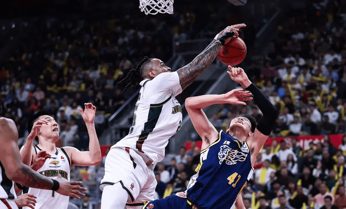 辽宁双星联手暴击广东 莫兰德21篮板成关键先生