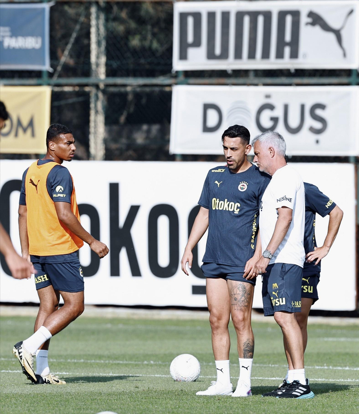 穆里尼奥三遇养老型前腰 拉法·席尔瓦引崩本菲