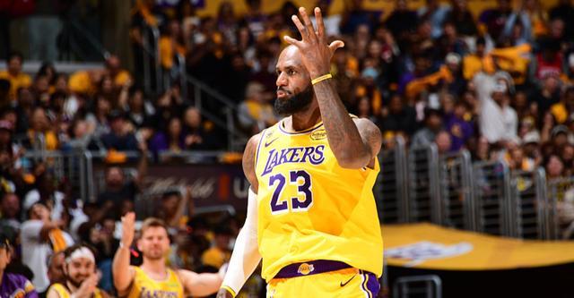 詹姆斯准三双引领湖人逆转火箭